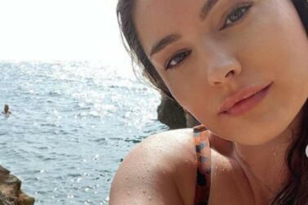 ONA JE VLASNICA NAJBOLJEG TELA, MUŠKARCI JE SANJAJU U VLAŽNIM SNOVIMA: Njeni snimci će vas u to i UVERITI (FOTO)