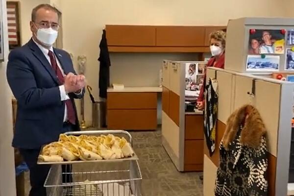 DŽEK! AMBASADOR GODFRI POSLUŽIO DORUČAK SRPSKIM SLUŽBENICIMA: Ovim gestom im se ZAHVALIO! (VIDEO)