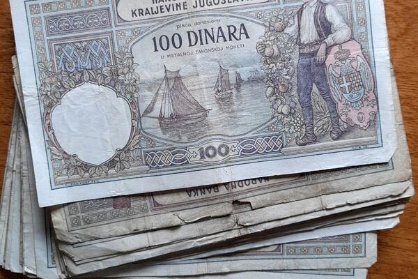 ZAPLENJENA VREDNA NUMIZMATIČKA ZBIRKA U POŠILJCI: Pokušao da prenese u Češku 268 papirnih novčanica iz 20. veka