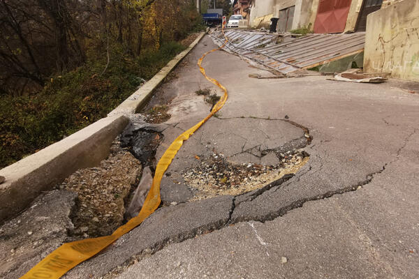 KLIZIŠTE U UŽICU PRETI DA UNIŠTI 20 KUĆA: Meštani u svakodnevnom strahu dok fekalije plivaju po površini (FOTO)