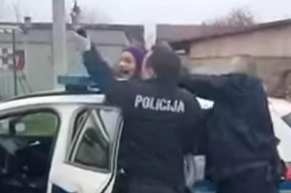 NASTAVNICA UHAPŠENA ISPRED ŠKOLE! Snimak obišao ceo REGION, nastao OPŠTI HAOS (VIDEO)