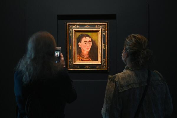 AUTOPORTRET FRIDE KALO OBORIO REKORD: Najskuplja slika iz Latinske Amerike prodata na aukciji