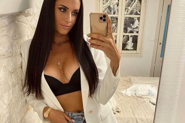 NAJZGODNIJA KOŠARKAŠICA OPET ZALUDELA PRATIOCE: Niko ne gleda šta jede, već u GRUDI 'NA IZVOL'TE'! (FOTO)