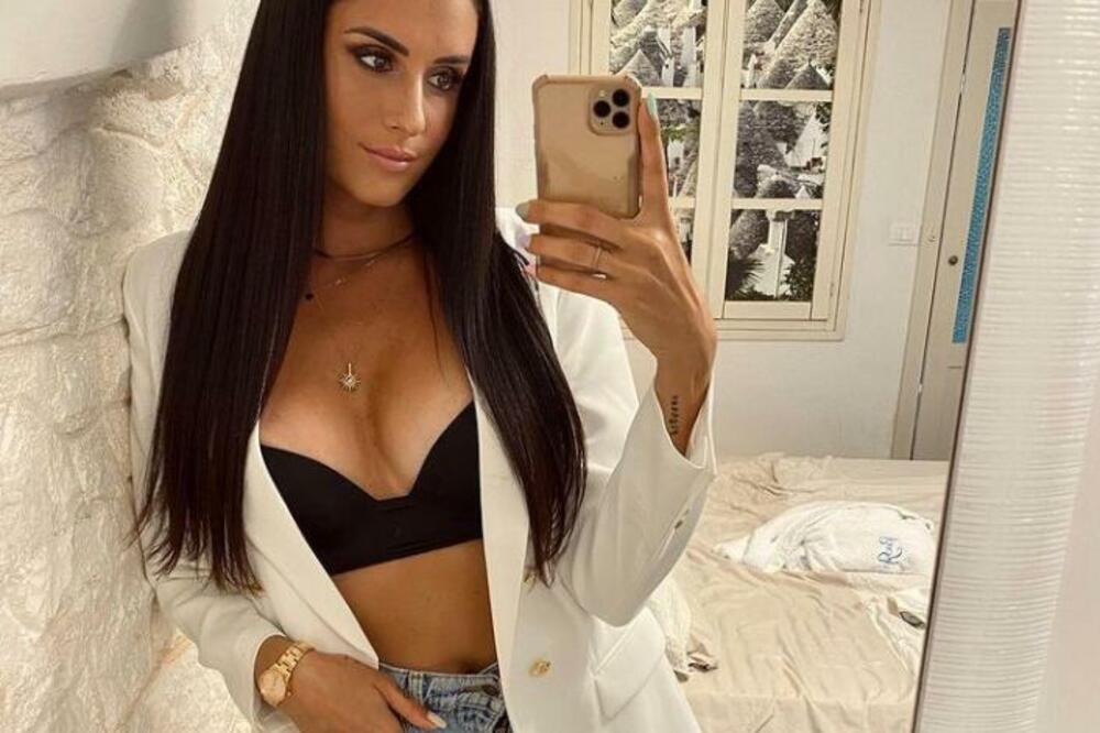 NAJZGODNIJA KOŠARKAŠICA OPET ZALUDELA PRATIOCE: Niko ne gleda šta jede, već u GRUDI 'NA IZVOL'TE'! (FOTO)