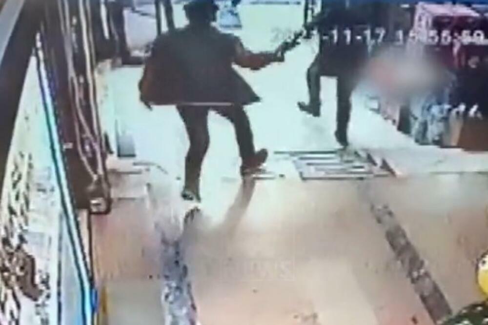 PRVI SNIMCI RAZORNOG ZEMLJOTRESA KOJI JE POGODIO TURSKU: Sve se treslo, ljudi istrčavali iz zgrada! (VIDEO)