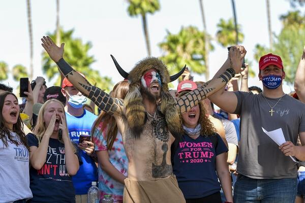 QANON ŠAMAN OSUĐEN ZBOG UPADA NA KAPITOL: Zbog svog izgleda postao SIMBOL smrtonosnih događaja! (FOTO/VIDEO)