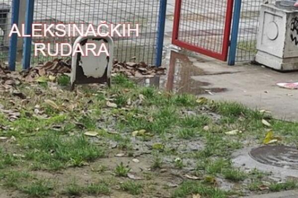 VODA SE SLIVA U DEČIJE IGRALIŠTE VEĆ DVA DANA! Havarija na Novom Beogradu, ovo je nedopustivo (FOTO)