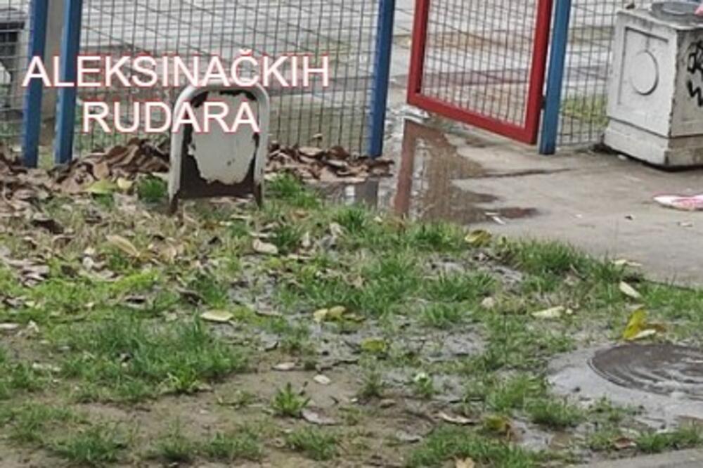 VODA SE SLIVA U DEČIJE IGRALIŠTE VEĆ DVA DANA! Havarija na Novom Beogradu, ovo je nedopustivo (FOTO)