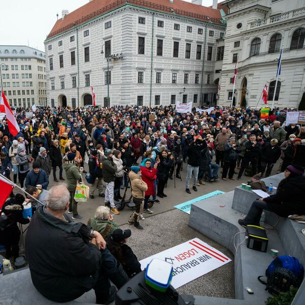 HAOS NA PROTESTIMA U BEČU ZBOG EPIDEMIOLOŠKIH MERA: Uhapšeno 5 osoba!