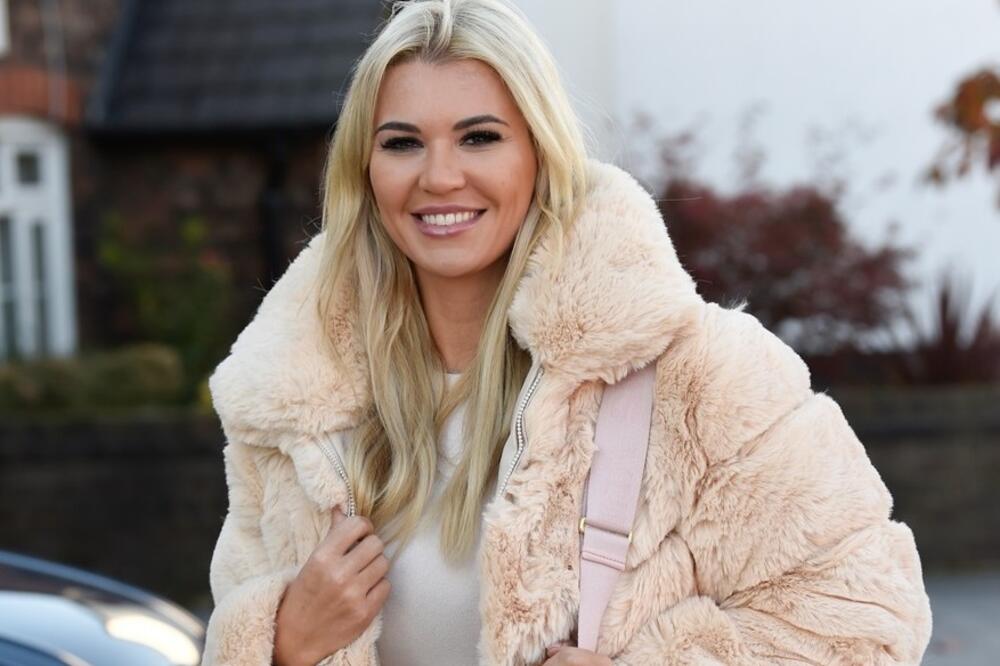 CEO INTERNET JE GLEDAO SLIKE NJENOG MUŽA KAKO JE VARA SA PEVAČICOM! Slošilo joj se, a on nikada GROZNIJE REAGOVAO!