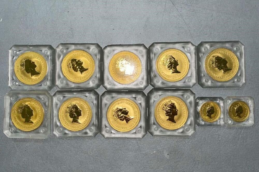 BEOGRAĐANKA KRIJUMČARILA ''KENGUR ZLATNIKE'': Na jednoj od njih nalazi se lik kraljice Elizabete II FOTO