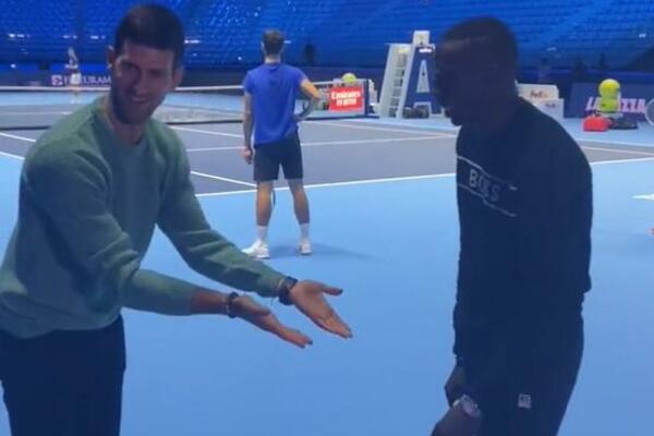 ĐOKOVIĆ SREO TIKTOK ZVEZDU, PA POKAZAO ŠTA SVE ZNA SA TENISKOM LOPTICOM: Ove poteze ne viđate na terenu! (VIDEO)