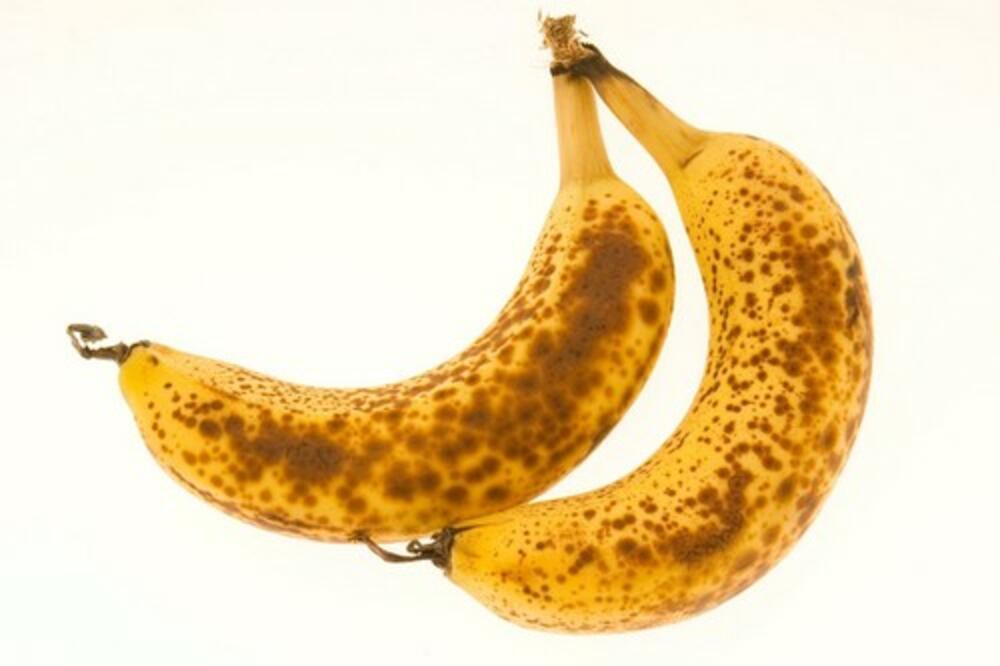 MNOGI IZBEGAVAJU DA IH JEDU KADA VIDE MRLJE NA NJIMA: Evo šta se desi kad pojedete bananu sa SMEĐIM TAČKICAMA