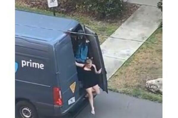 PERVERZIJE DOSTAVLJAČA I DEVOJKE U KOMBIJU: Isplivao ŠOK SNIMAK, GORI INTERNET! (VIDEO)