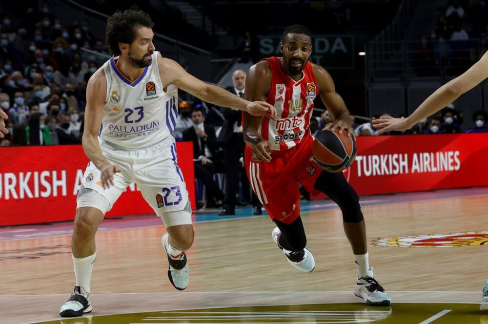 DVA RAZLIČITA POLUVREMENA Zvezda sjajna u prvom, Real uništio