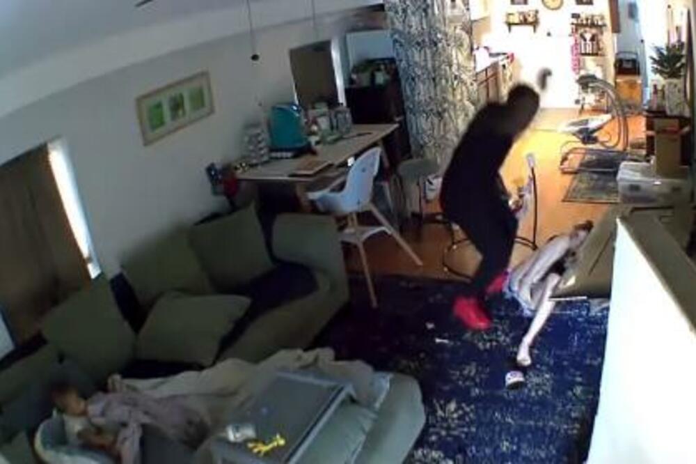 UZNEMIRUJUĆI VIDEO: Bivši fudbaler DIVLJAČKI PRETUKAO SUPRUGU pred njihovom bebom!