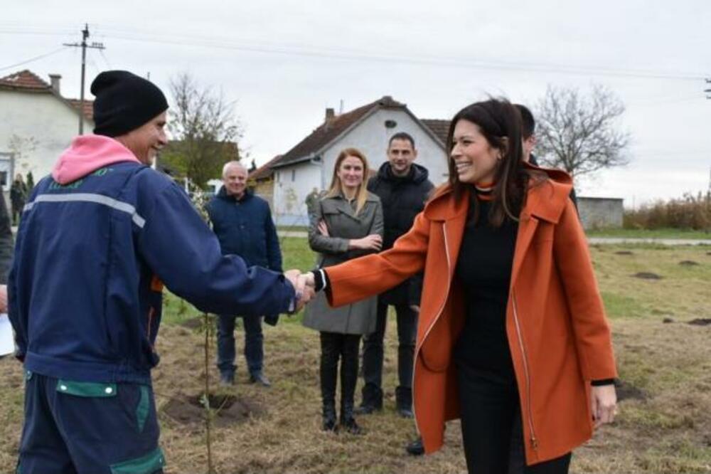 "ZELENE INVESTICIJE SU VAŽNE ZA BUDUĆNOST SRBIJE": Ministarka u akciji sadnje u Somboru (FOTO)