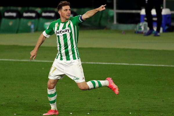 Tradicija se nastavlja - POTPUNO GO POZIRAO SA TROFEJEM! (FOTO)