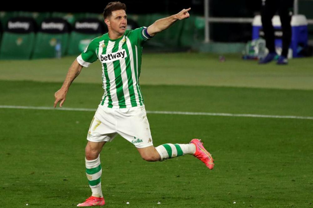 Tradicija se nastavlja - POTPUNO GO POZIRAO SA TROFEJEM! (FOTO)