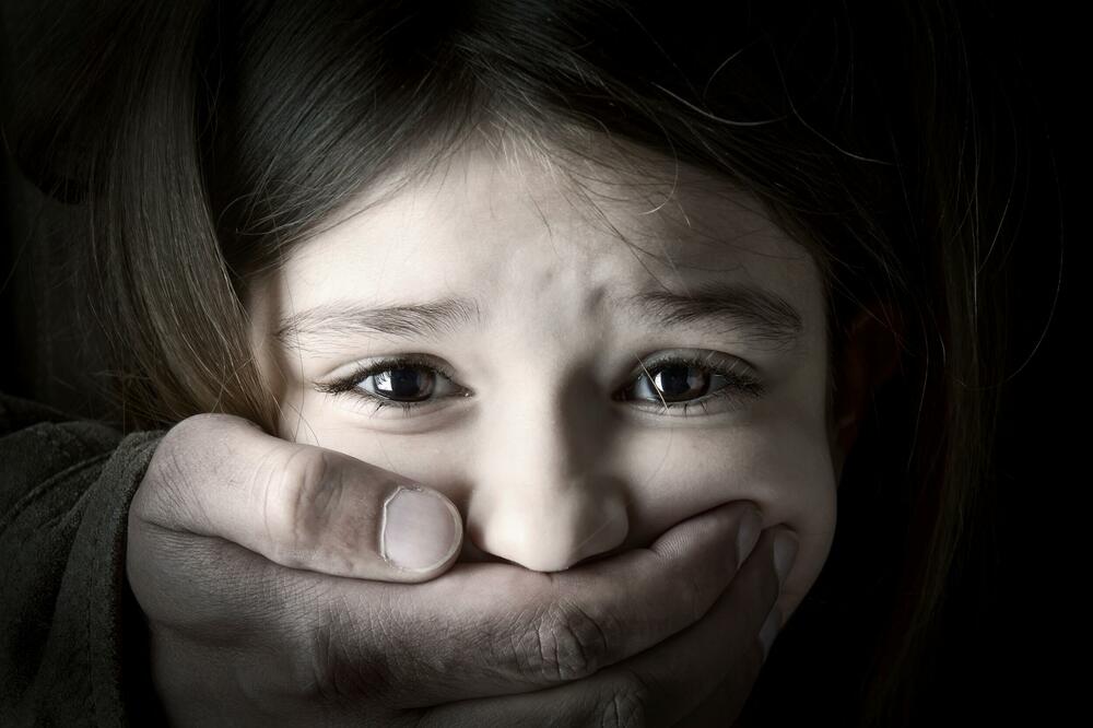 UŽAS U RUMUNIJI: Devojčica optužila učitelja za SILOVANJE, otac pretukao pogrešnog