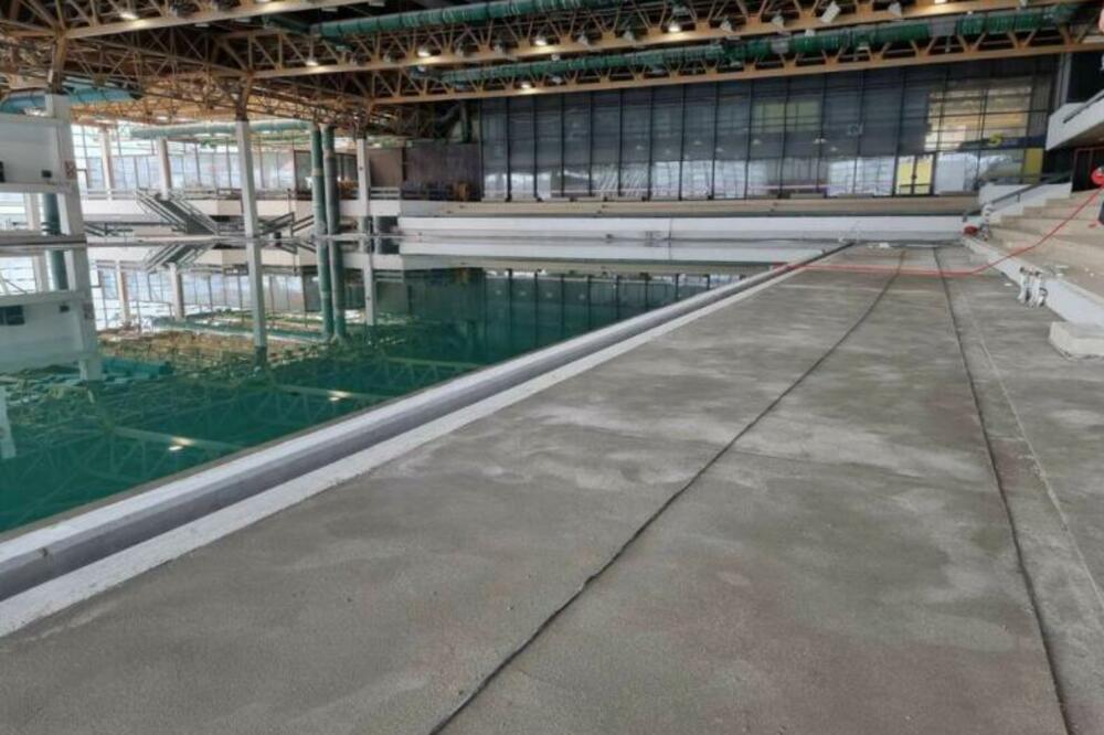Trenutno se postavljaju pločice na zatvorenom bazenu u Spensu