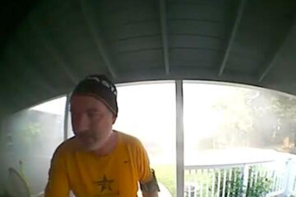 "ZDRAVO, ZNATE LI DA DIM IZLAZI IZ VAŠE KUĆE?": Slučajni prolaznik postao HEROJ DANA! (VIDEO)