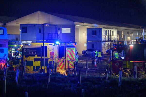 GOREO "DOM DŽEJMS BONDA"! Veliki požar izbio u radionici kultnog studija, čula se JAKA EKSPLOZIJA (FOTO)
