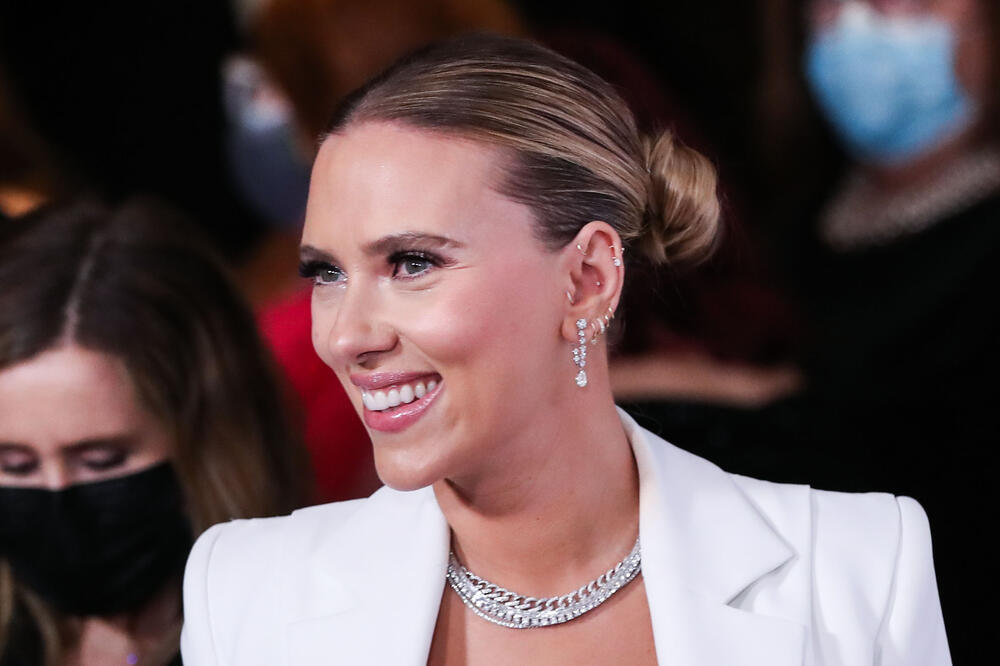 RUPA NA NJENOM ODELU POKAZALA PREVIŠE! Svi bulje u JEDAN DEO TELA, a glumica nikad PRIVLAČNIJA NIJE BILA!