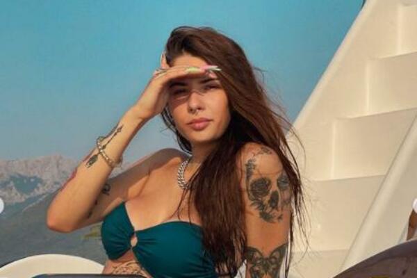 "MOJA S*SA JE POZNATIJA OD MENE" Srpskoj Jutjuberki na nastupu ISPALI SILIKONI, svi masovni delili i urnisali je!