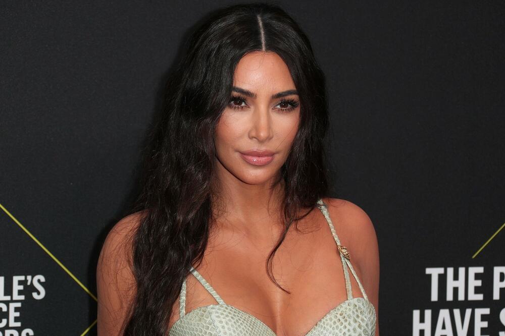 STARLETA UHVAĆENA U PRIRODNOM IZDANJU: Evo kako Kim Kardašijan izgleda BEZ FILTERA