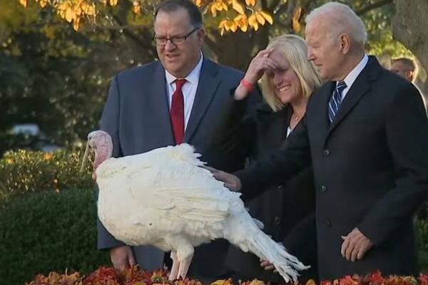 OPET TAJ BAJDEN: Uoči Dana zahvalnosti pomilovao 2 ćurke! (VIDEO)