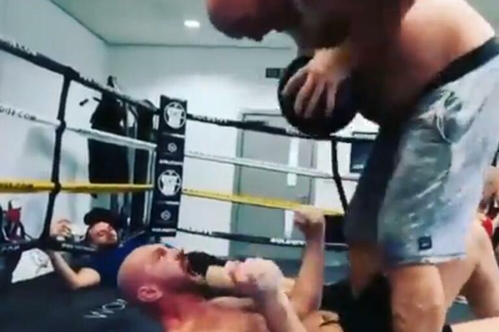 KAKVA PORODICA: Fjuri Stariji bije Tajsona, a šampion viče "UDRI JAČE, TATA, SVIĐA MI SE!" (VIDEO)