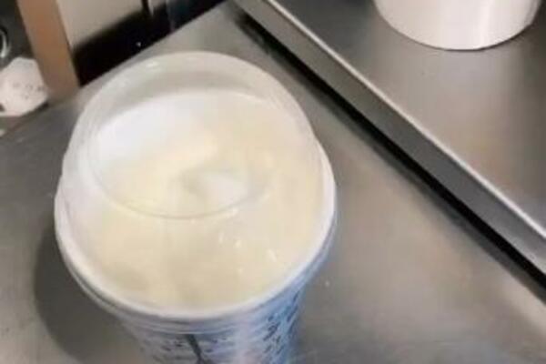 DA LI ZNATE ČEMU SLUŽI RUPA NA KAŠICI ZA SLADOLED? Zaposlena u Mekdonaldsu ŠOKIRALA, toliko je PROSTO (VIDEO)