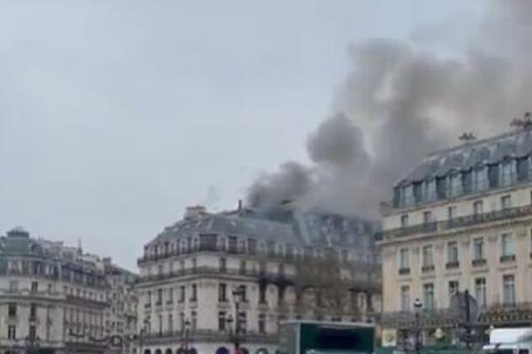VATRENA STIHIJA GUTA ZGRADU U CENTRU PARIZA: Vatrogasci na TERENU (VIDEO)