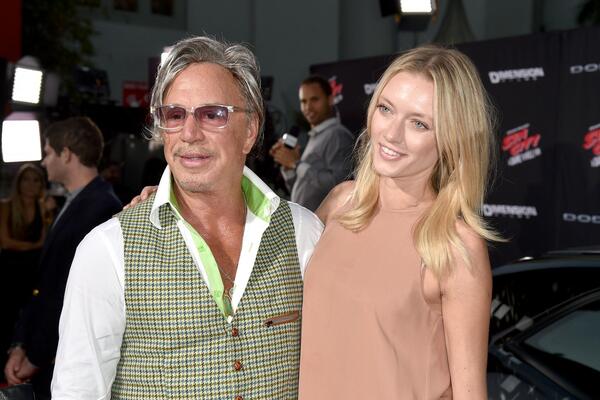 SLAVNI GLUMAC SE U 70. GODINI BIJE NA ULICI: Što bih gledao njegovu devojku kad je pored mene lepotica iz Rusije?