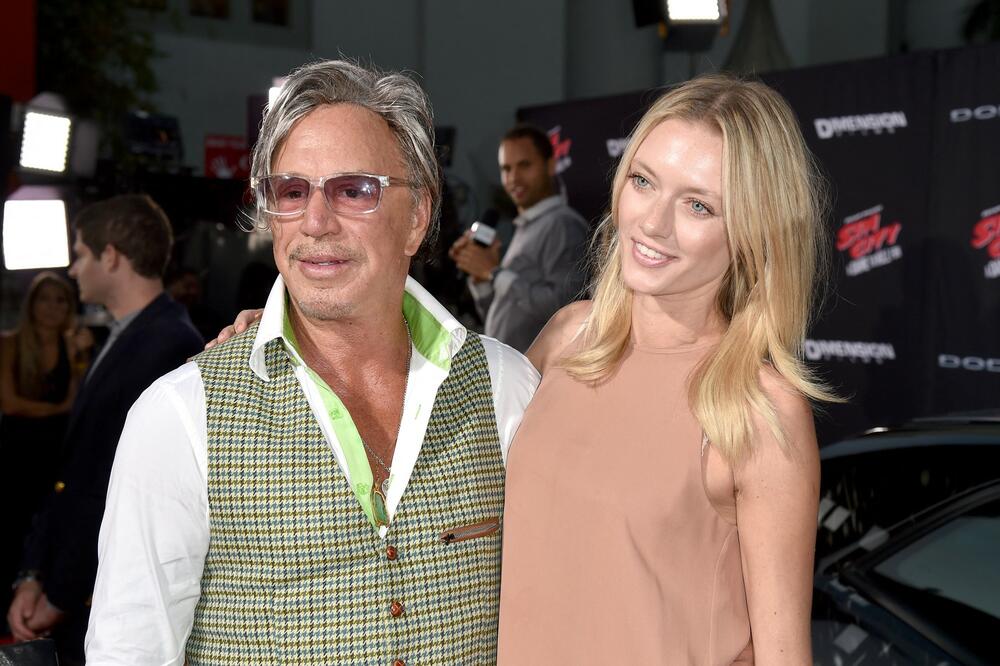 SLAVNI GLUMAC SE U 70. GODINI BIJE NA ULICI: Što bih gledao njegovu devojku kad je pored mene lepotica iz Rusije?