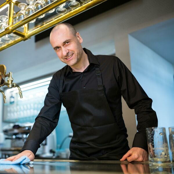 AKO SI ZABAVAN, VEŠT I DUHOVIT, MOŽEŠ DA OSVOJIŠ NAGRADU IZ SNOVA! Postani barmen u NAJPOPULARNIJEM baru u Srbiji!