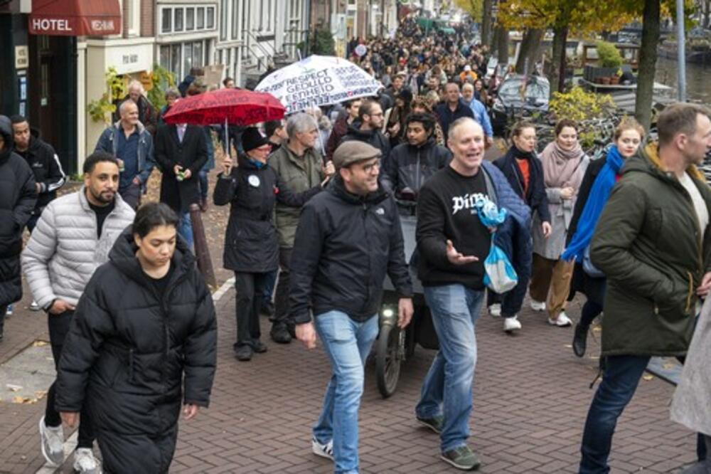 AMSTERDAM PROTESTUJE PROTIV KOVID MERA: Demonstrante pratila policija
