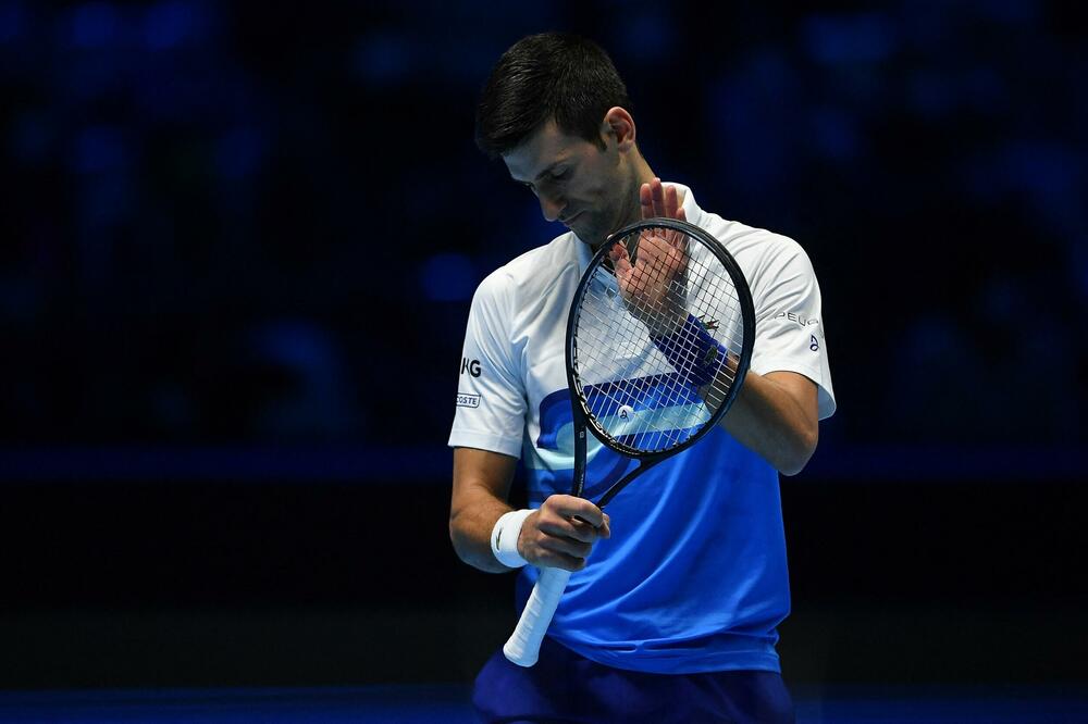 NIJE IMAO REŠENJA ZA UBITAČNE SERVISE: Đoković posle velike bitke zaustavljen u polufinalu (VIDEO+FOTO)