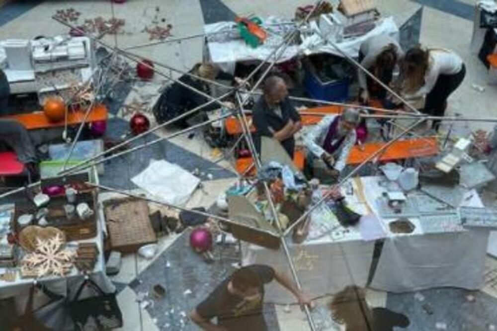 BOŽIĆNI UKRASI SE SRUČILI NA KUPCE ŠVAJCARSKOG TRŽNOG CENTRA! Ima povređenih, sve se vidi na SNIMKU! (VIDEO)