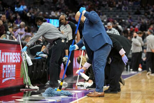 PREKID UTAKMICE U NBA ZBOG PIJANOG NAVIJAČA: Scena nije prijatna za gledanje! (VIDEO)