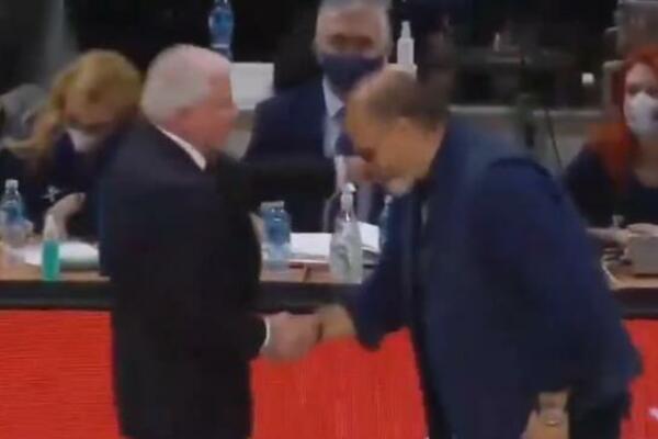 DETALJ KOJI JE PROMAKAO: Džikić se poklonio Obradoviću - DŽENTLMENSKI POTEZ! (VIDEO)