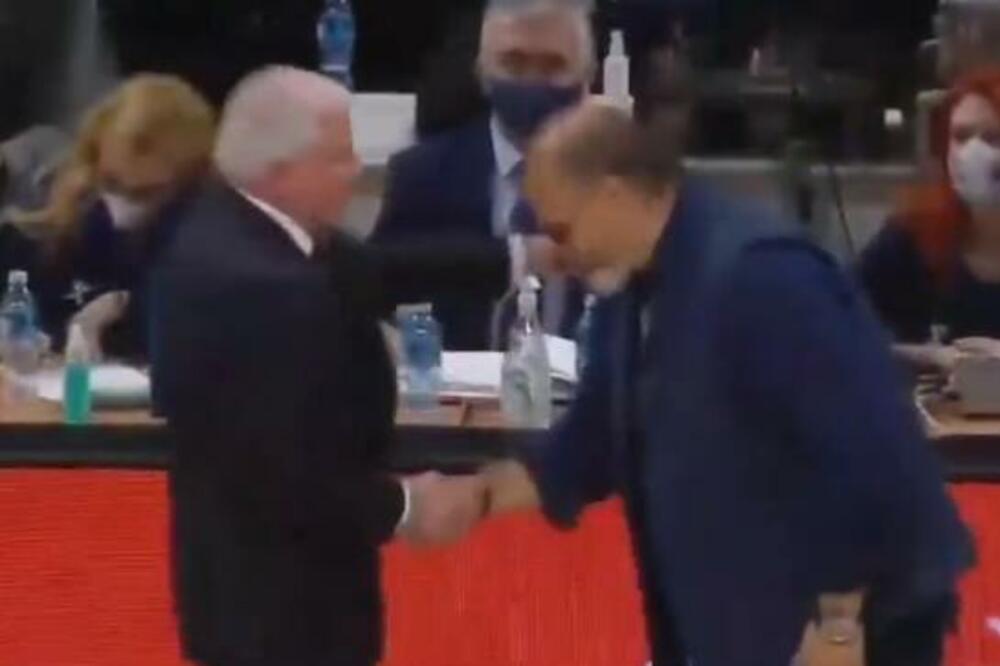 DETALJ KOJI JE PROMAKAO: Džikić se poklonio Obradoviću - DŽENTLMENSKI POTEZ! (VIDEO)