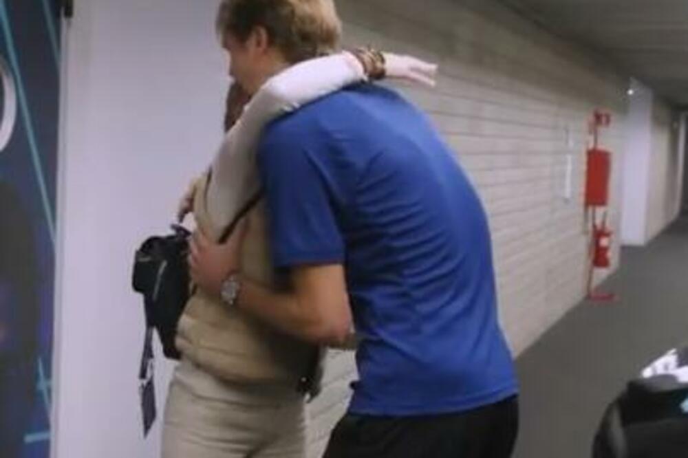 DOKAZ PRIJATELJSTVA: Zverev u Jeleninom zagrlaju nakon Novakovog poraza! (VIDEO)