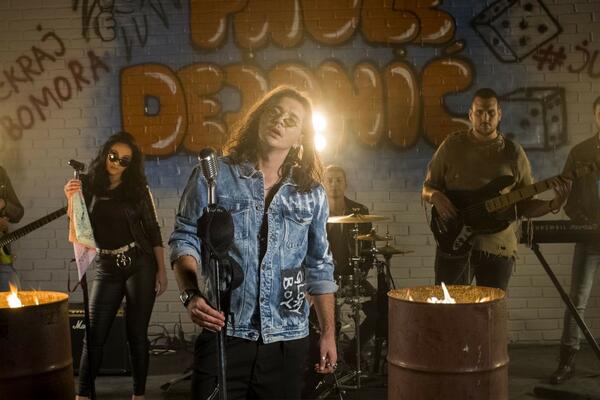 OŽIVEO ČUVENI HIT I POKIDAO: Kao da je prizvao sve ovo što se događa...