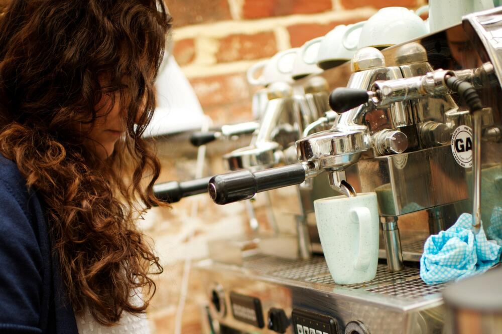 KAFEDŽIJA ĆIRA JE NAJUSPEŠNIJI PROVODADŽIJA U SRBIJI: Konobarice koje su radile u NJEGOVOJ kafani udavao za SELJAKE