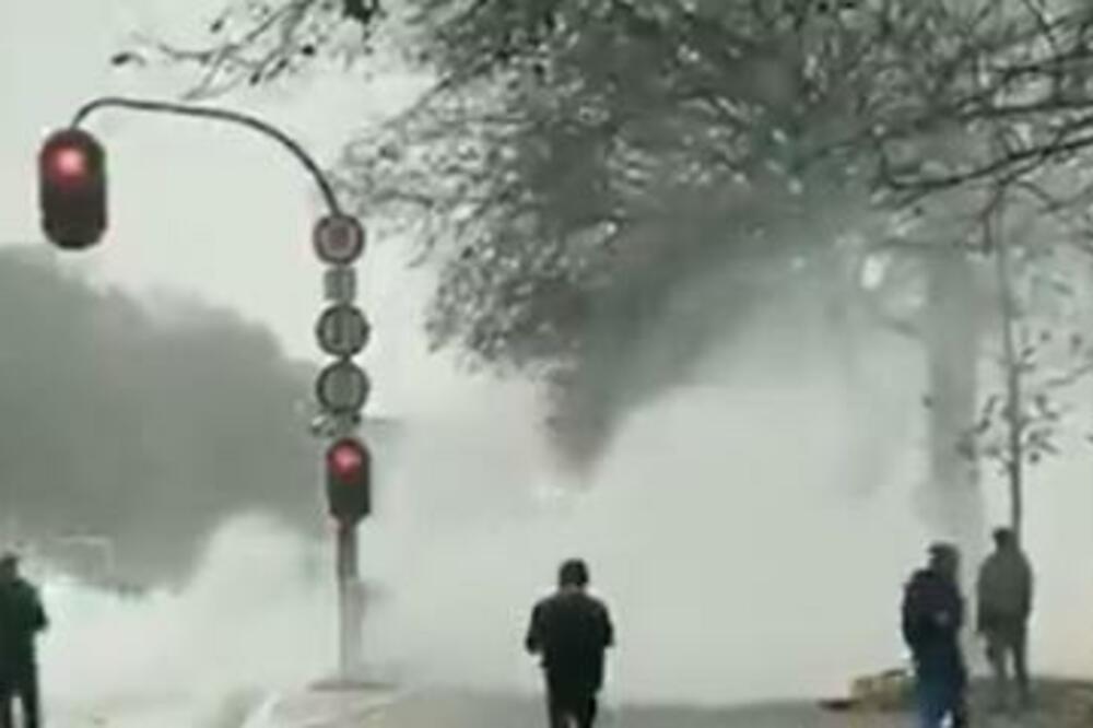 BRISEL PREKRIVEN DIMOM: Policija suzavcem i vodenim topovima na demonstrante (VIDEO)