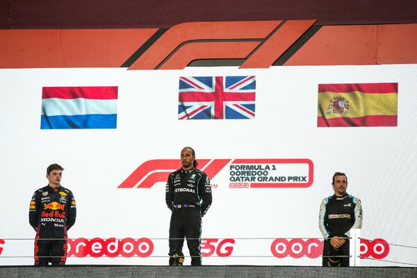 DRUGA UZASTOPNA POBEDA: Hamilton trijumfom u Kataru smanjio razliku u generalnom plasmanu (FOTO)