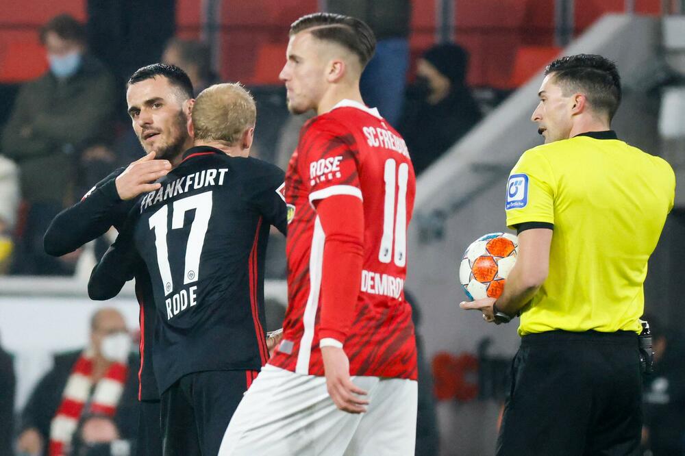 AJNTRAHT DOŠAO DO TREĆE POBEDE U SEZONI: Utakmicu obeležio sjajan gol Filipa Kostića (FOTO)