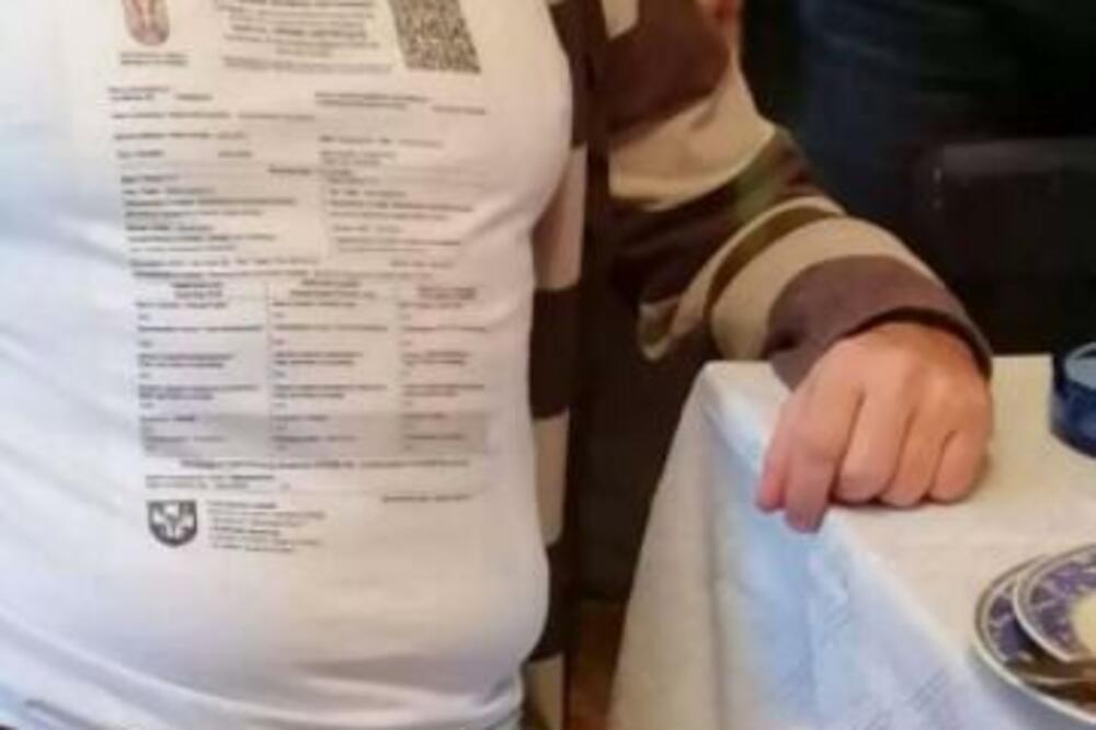 NJEGA NIKO NEĆE PITATI DA LI IMA KOVID PROPUSNICU! Pogledajte šta je odštampao na majici, KAKAV CAR (FOTO)